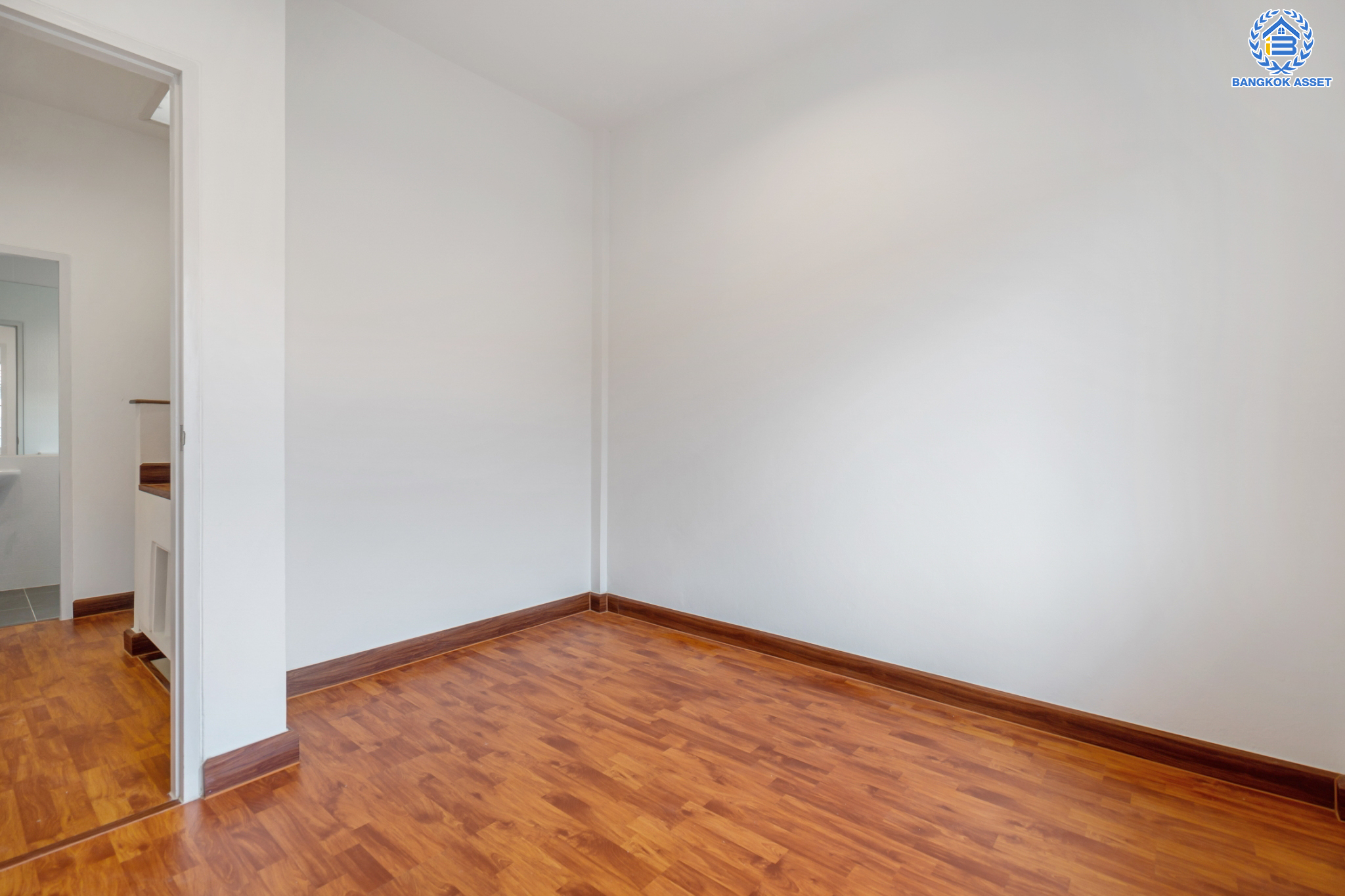 บ้านมือสองตกแต่งใหม่ แบรนด์ Property Perfect ม.เดอะวิลล่า ท่าอิฐ-รัตนาธิเบศร์ ทาวน์เฮ้าส์พร้อมอยู่ เนื้อที่ 18 ตร.ว. ฟังก์ชัน 3 ห้องนอน 2 ห้องน้ำ 1 ที่จอดรถ บนทำเลเชื่อมต่อทั้ง ถ.รัตนาธิเบศร์ และ ถ.ราชพฤกษ์ ใกล้รถไฟฟ้าสายสีม่วง "สถานีบางรักน้อยท่าอิฐ"